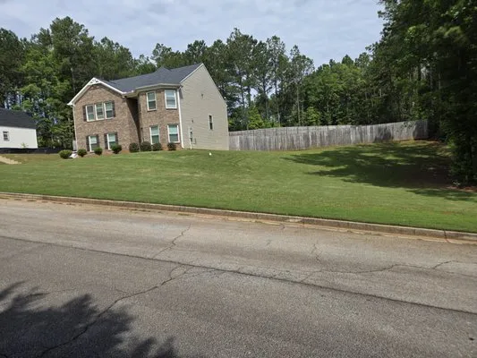 D'bess Lawncare Logo