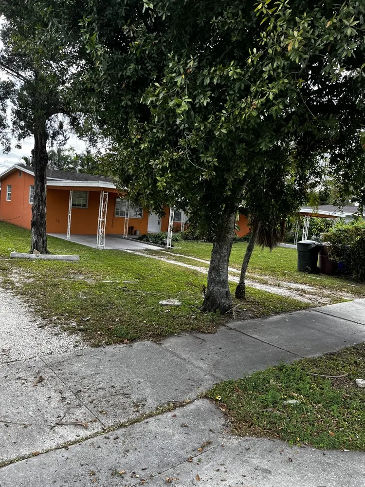 Custom yard maintenance in Fort Myers, FL - D&D Lawn Service