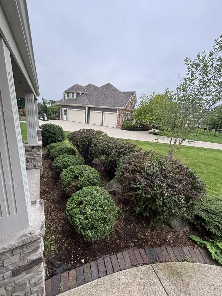 Custom lawn care service in Brookfield, WI by D&D Lawnscapes