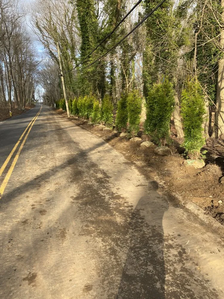 Local yard maintenance experts serving Port Jefferson Station, NY - DDL Ramírez Landscaping