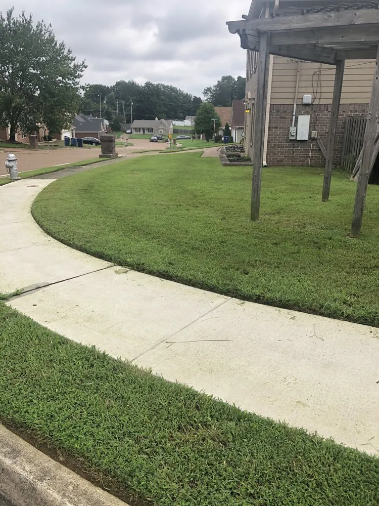 Affordable outdoor landscaping in Memphis, TN by De La Cruz Lawn & Landscaping