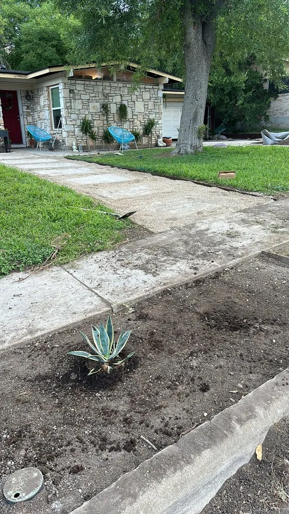 Custom yard cleanup service for beautiful yards across Canyon Lake, TX - De la rosa Services