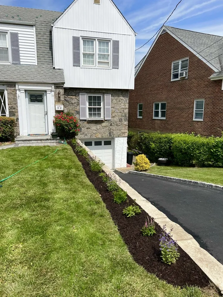 Top-rated lawn mowing service for beautiful yards across Croton-on-Hudson, NY - De La Tierra Landscaping