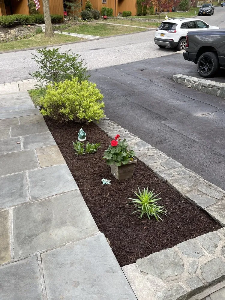Affordable yard maintenance experts serving Croton-on-Hudson, NY - De La Tierra Landscaping