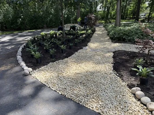 D&E Landscaping Logo