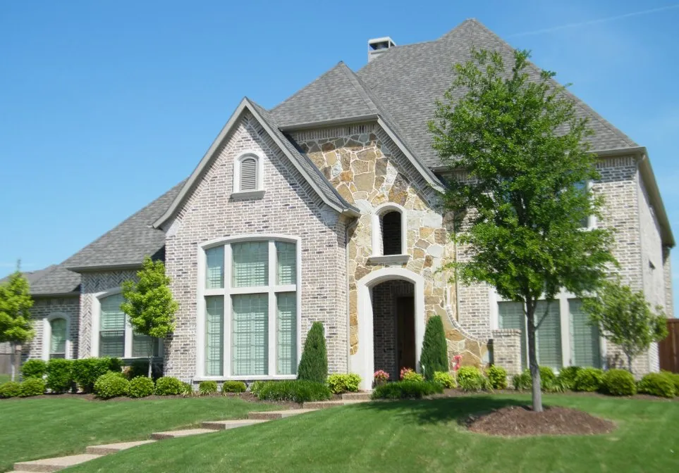 Professional residential landscaping in Covington, LA by De León & Company