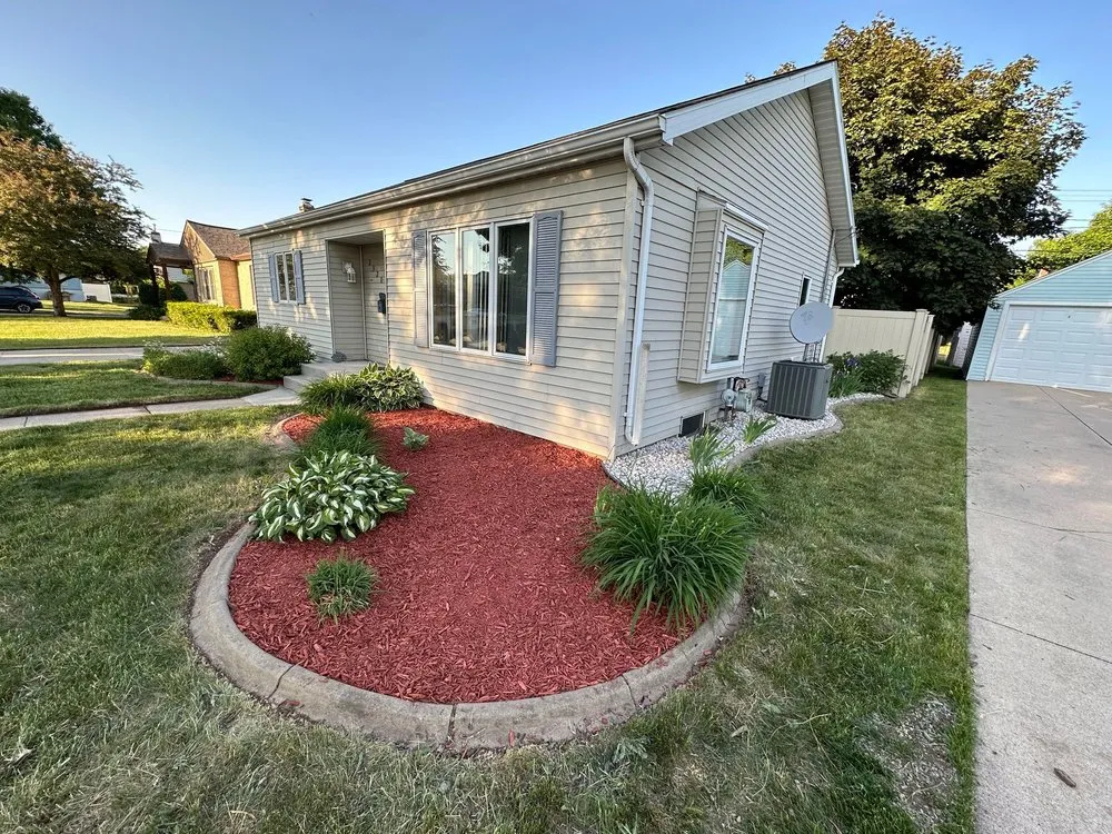 Top-rated lawn care service experts serving Appleton, WI - De Leon's All-Season Services