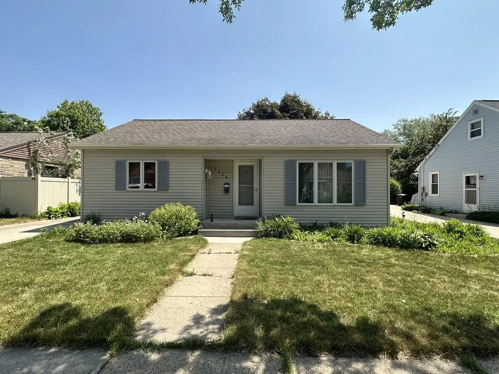 Local outdoor landscaping experts serving Appleton, WI - De Leon's All-Season Services