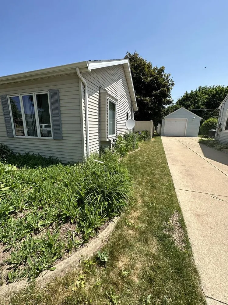 Top-rated residential landscaping experts serving Appleton, WI - De Leon's All-Season Services