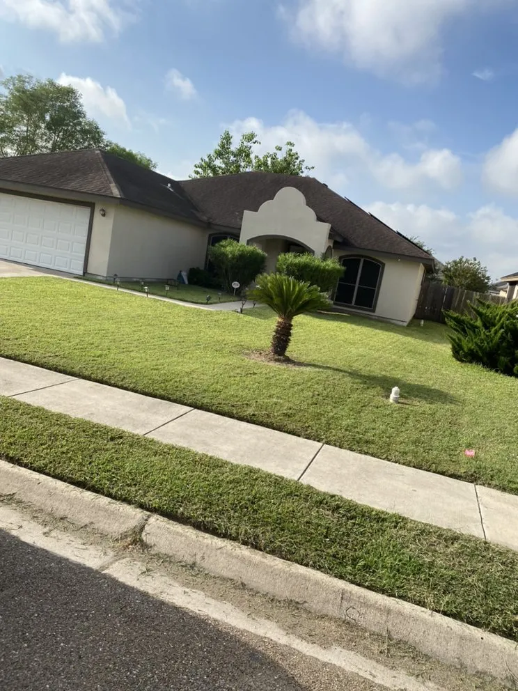Affordable garden landscaping experts serving Harlingen, TX - De Leon's Lawn care & Tree Trimming Services