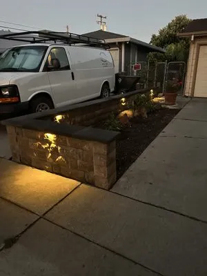 De Luna Landscaping Logo