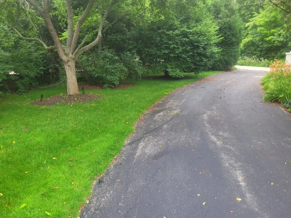 Professional lawn mowing service in Milwaukee, WI by Deam Green