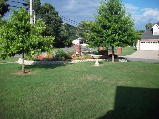 Dean's Lawn & Landscape Logo