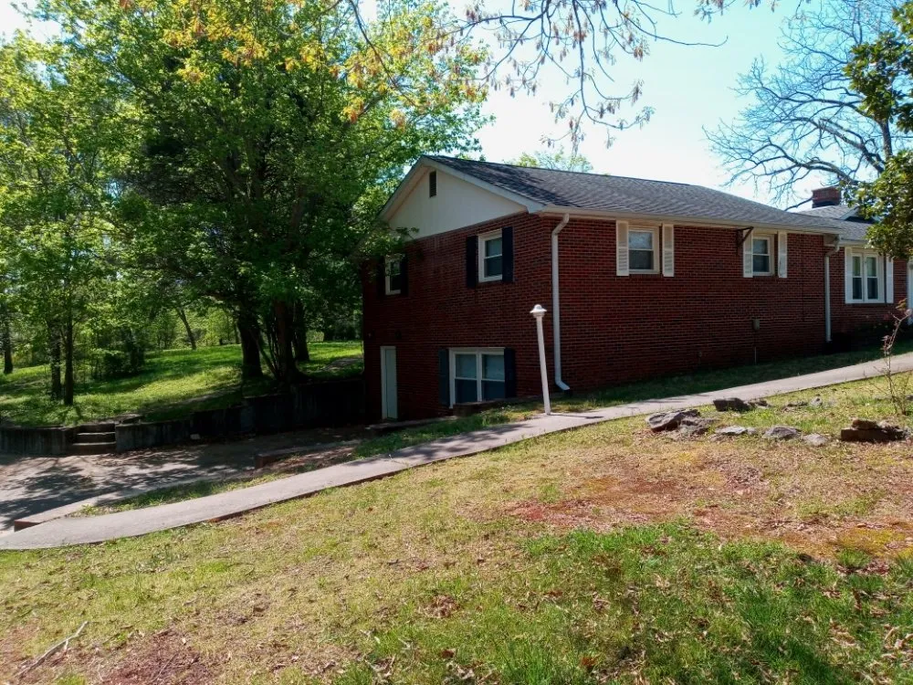 Top-rated yard cleanup service with custom design across Ashland City, TN - Dean's Lawncare