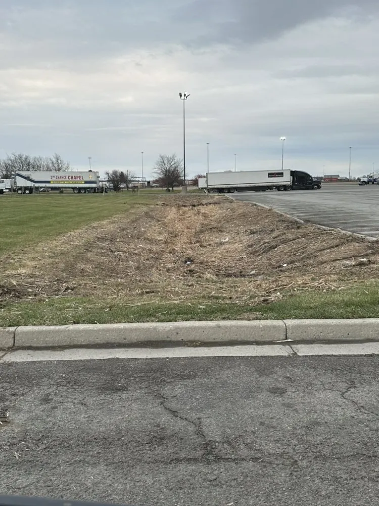 Expert lawn mowing service in Lima, OH - Dean’s Maintaince Company