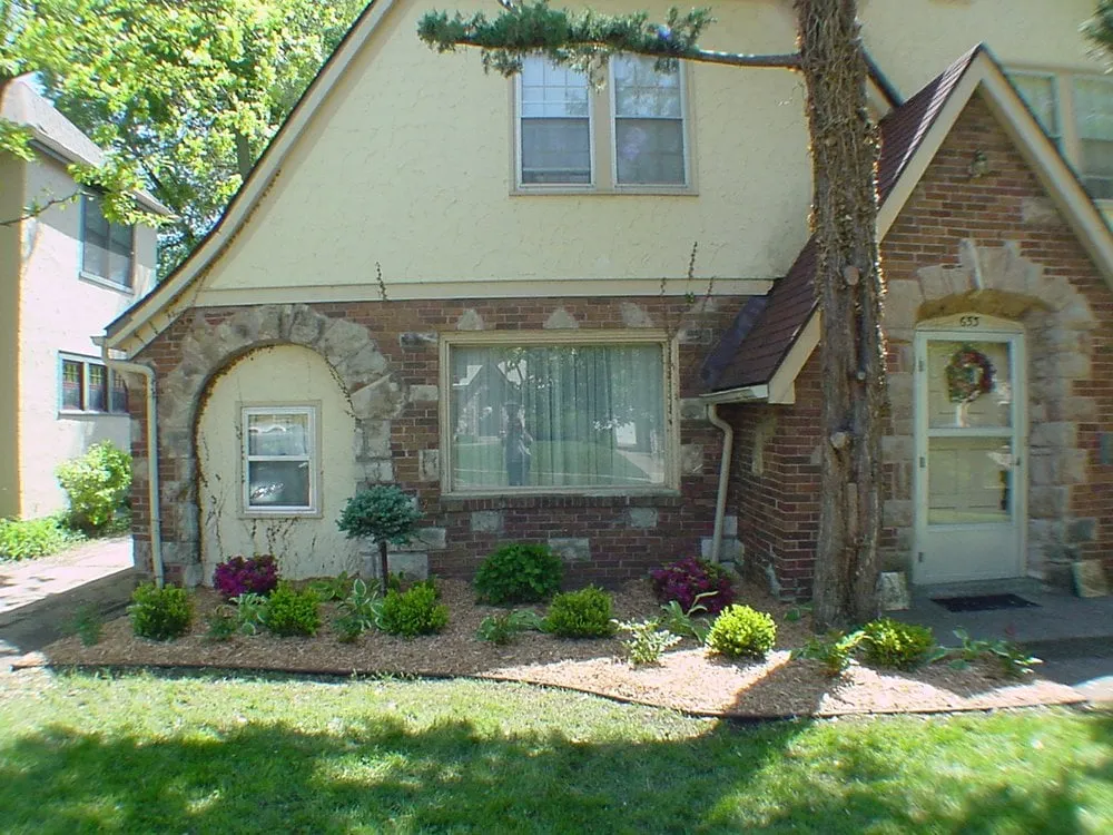 Trusted yard cleanup service with custom design across Cleveland, MO - Debbie's Lawn Busters