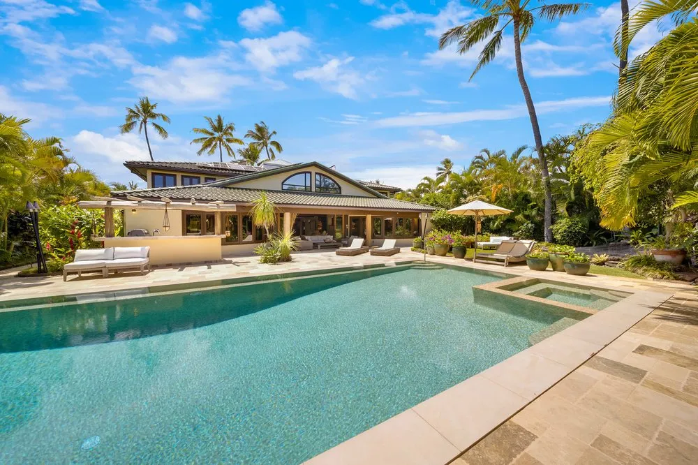 Custom lawn mowing service for homes in Honolulu, HI by DeBiasi Pacific