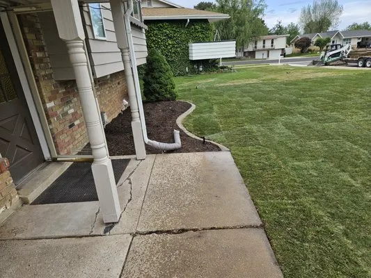 Decked Out Custom Pools Logo