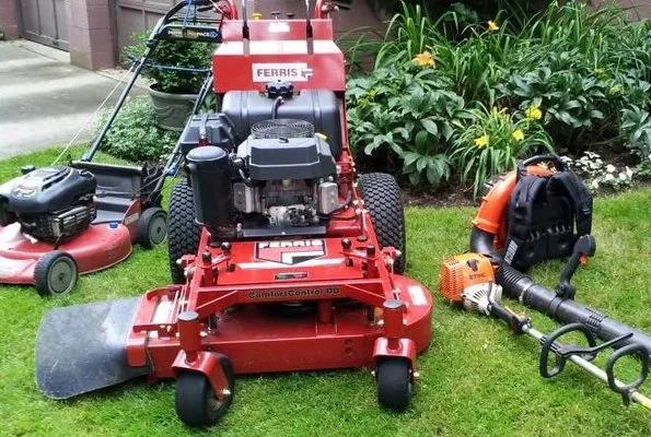 Deedee's Lawncare Logo