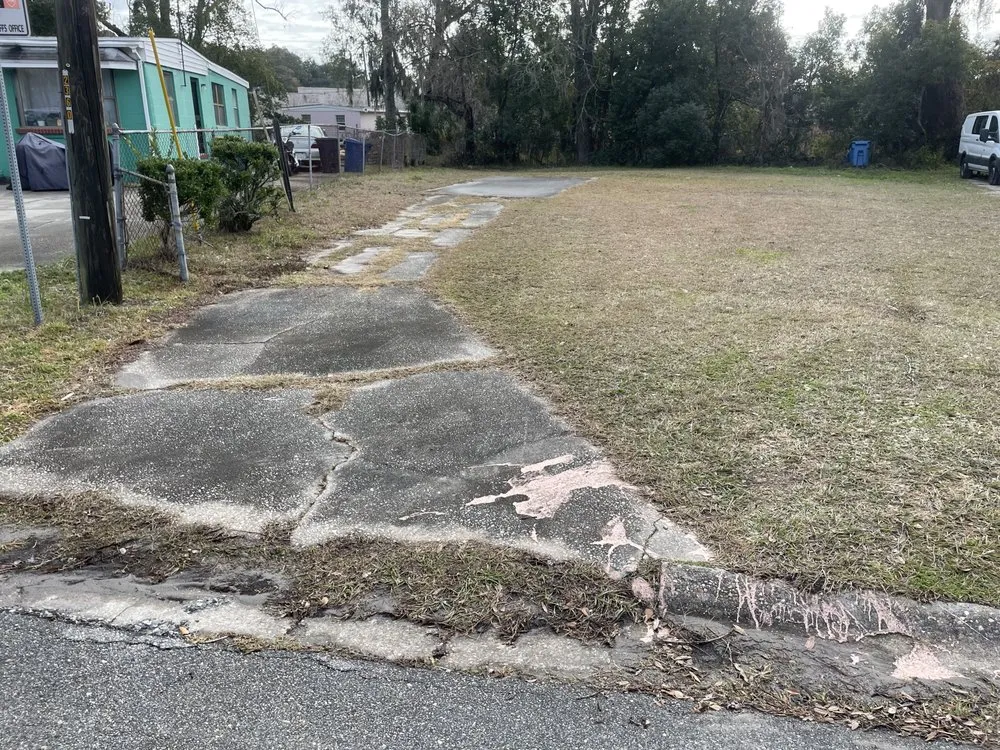 Expert outdoor landscaping for homes in Gainesville, FL by Dee’s landscaping