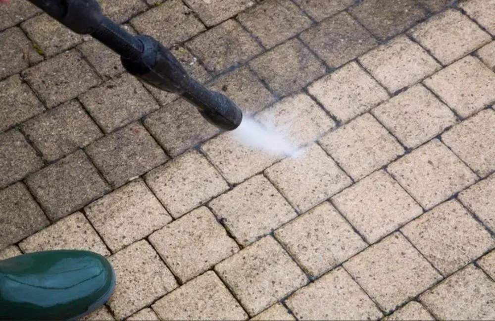 Top-rated lawn mowing service for year-round maintenance in Oakland, CA by Dee’s Lawn Care & Power Wash Services