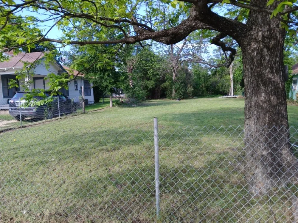 Professional lawn mowing service in Waco, TX by Dee's Lawn Service