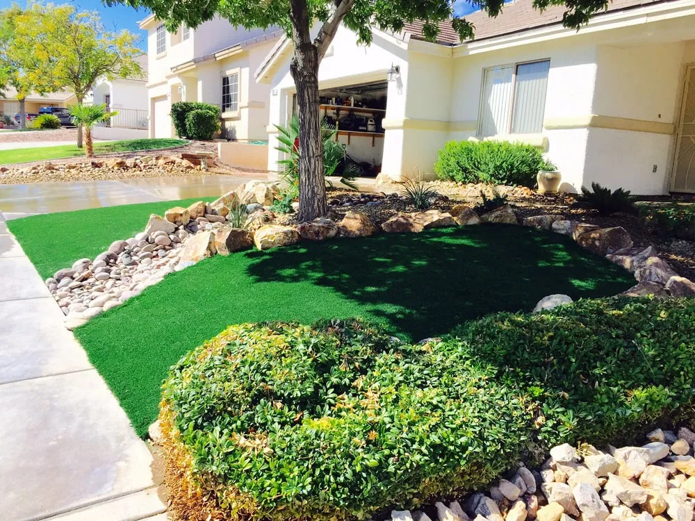 Professional lawn mowing service experts serving Henderson, NV - Del Mar Landscaping