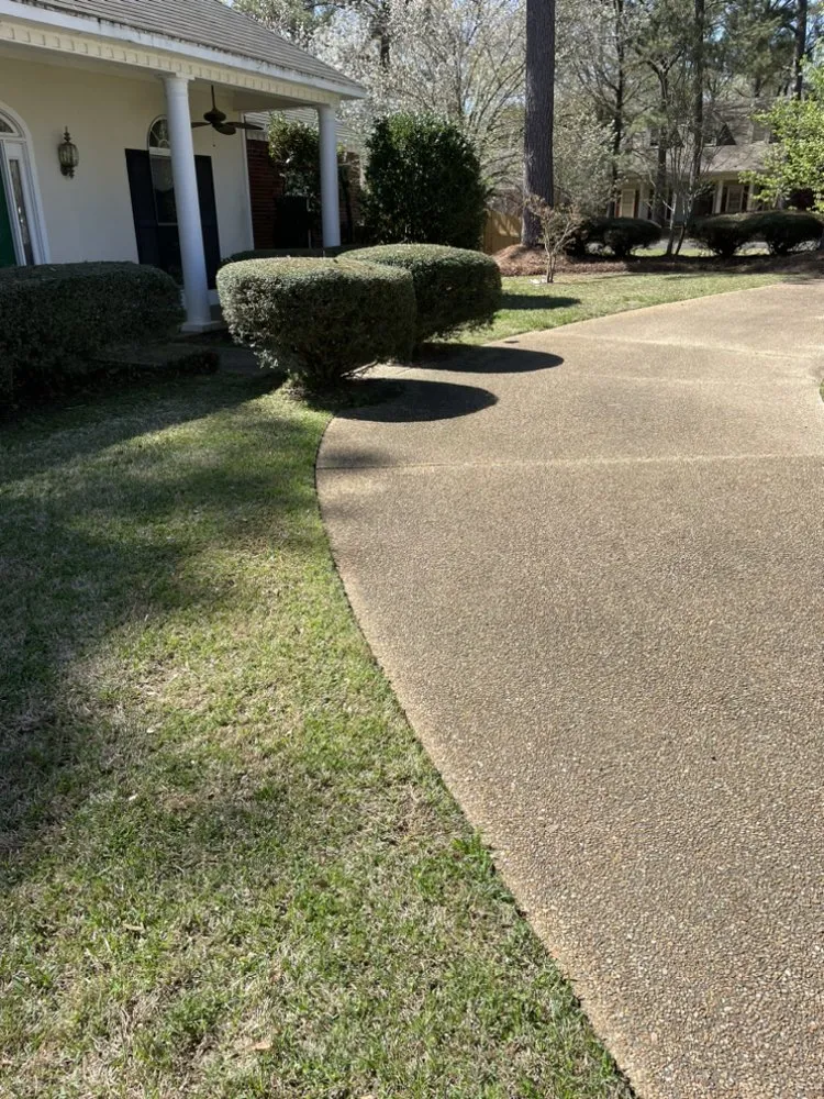 Trusted lawn mowing service in Jackson, MS - Del-Richard's Lawn & Landscape Service