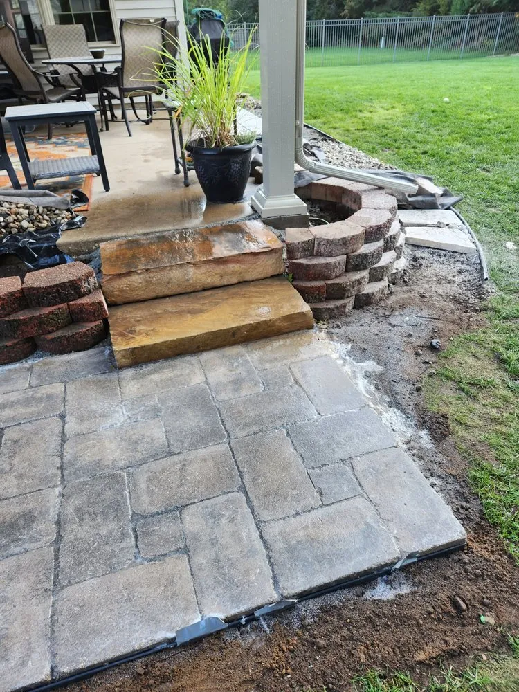 Professional garden landscaping for residential properties in Elkhart, IN by Del Toro's Landscaping Services