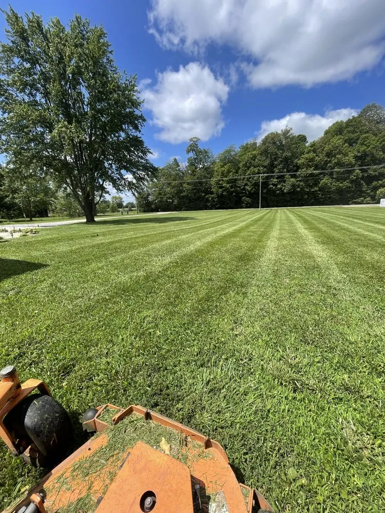 Reliable yard maintenance near you in Muncie, IN by Delco Lawncare