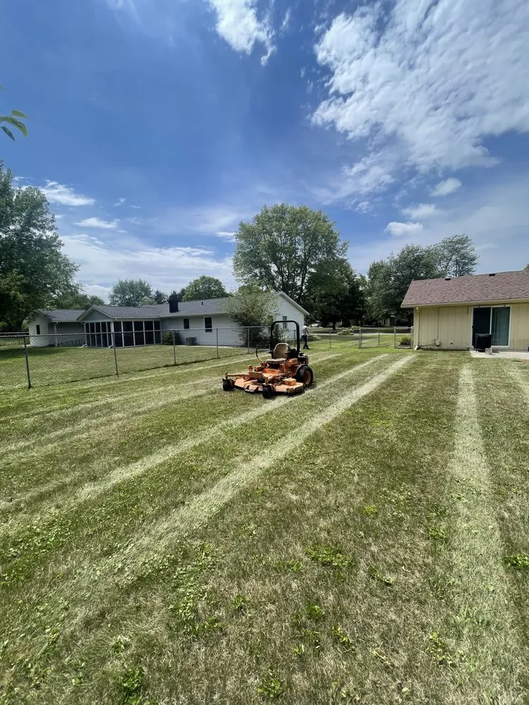 Reliable yard maintenance in Muncie, IN by Delco Lawncare