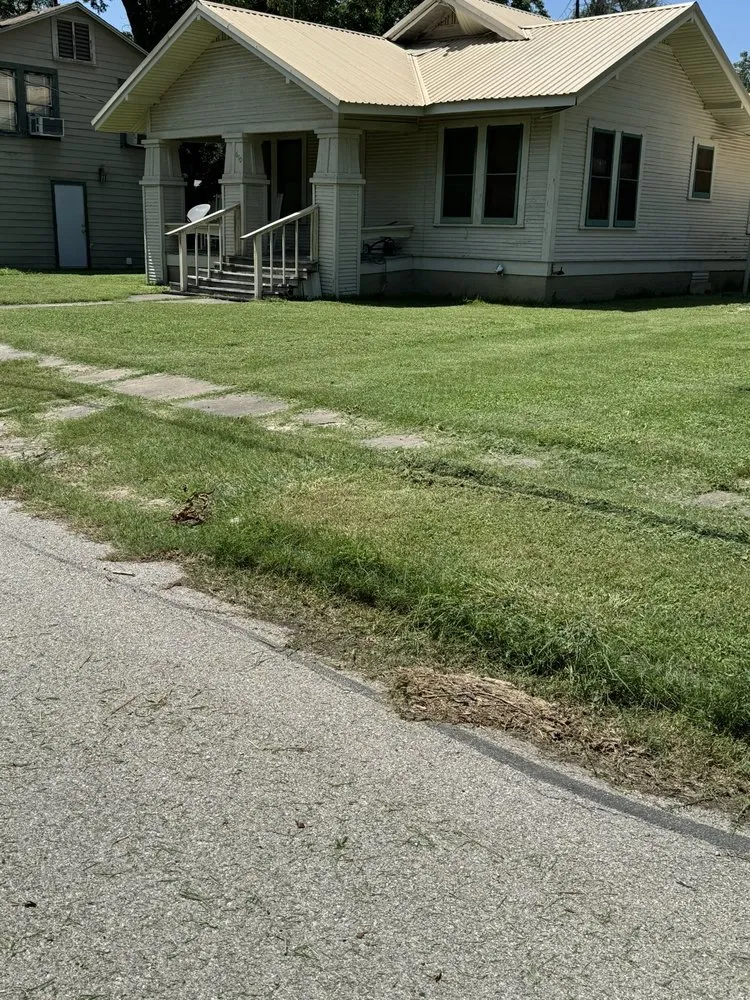 Custom landscape design with custom design in Seguin, TX by Deleon Lawn Service