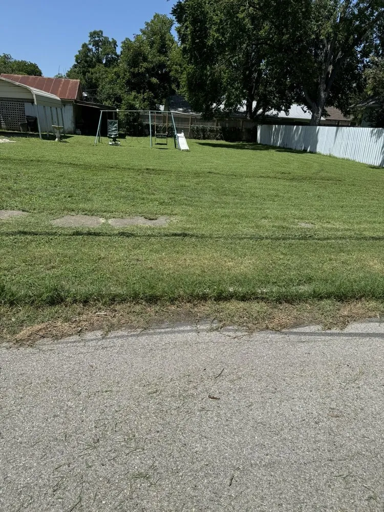 Local lawn mowing service in Seguin, TX - Deleon Lawn Service