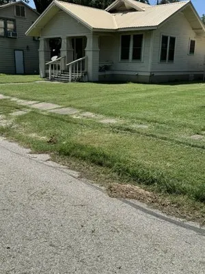 Deleon Lawn Service Logo