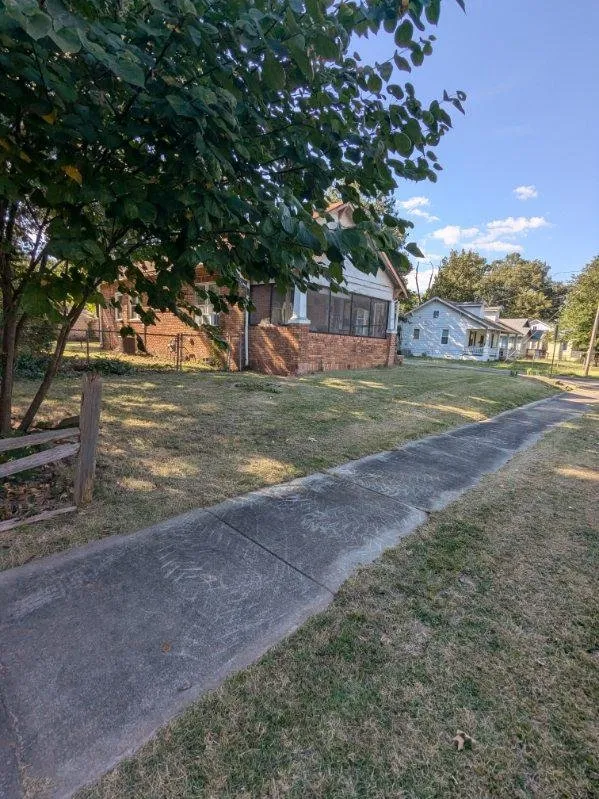 Top-rated yard cleanup service in Murray, KY - Deloy family lawn care