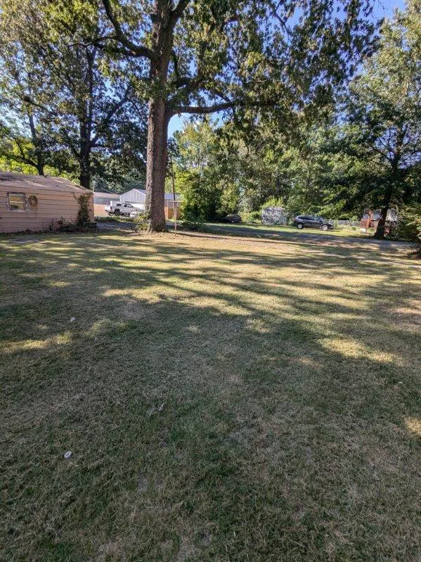 Expert landscaping services in Murray, KY - Deloy family lawn care