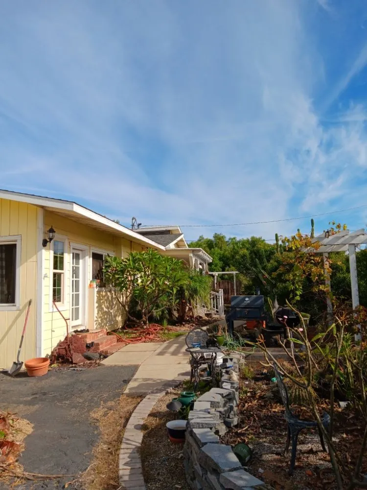 Local lawn care service in Fallbrook, CA by Del's