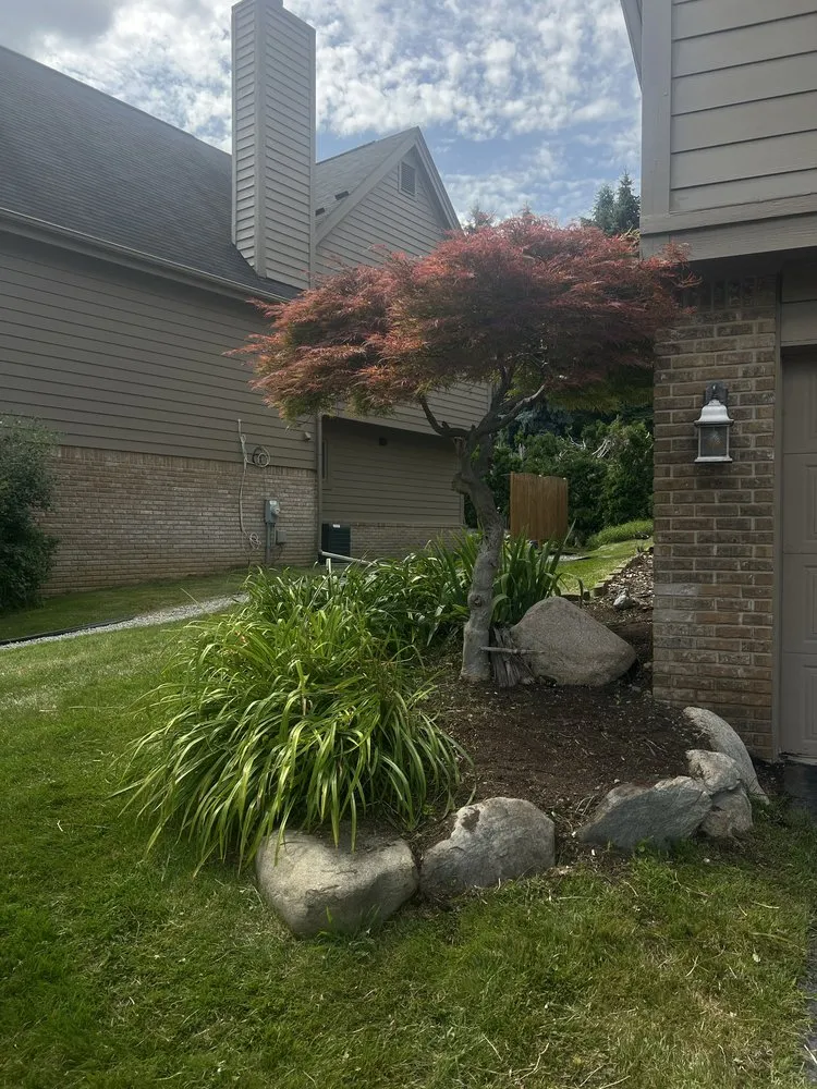Professional yard maintenance with custom design across Bloomfield Hills, MI - Deluxe Landscaping