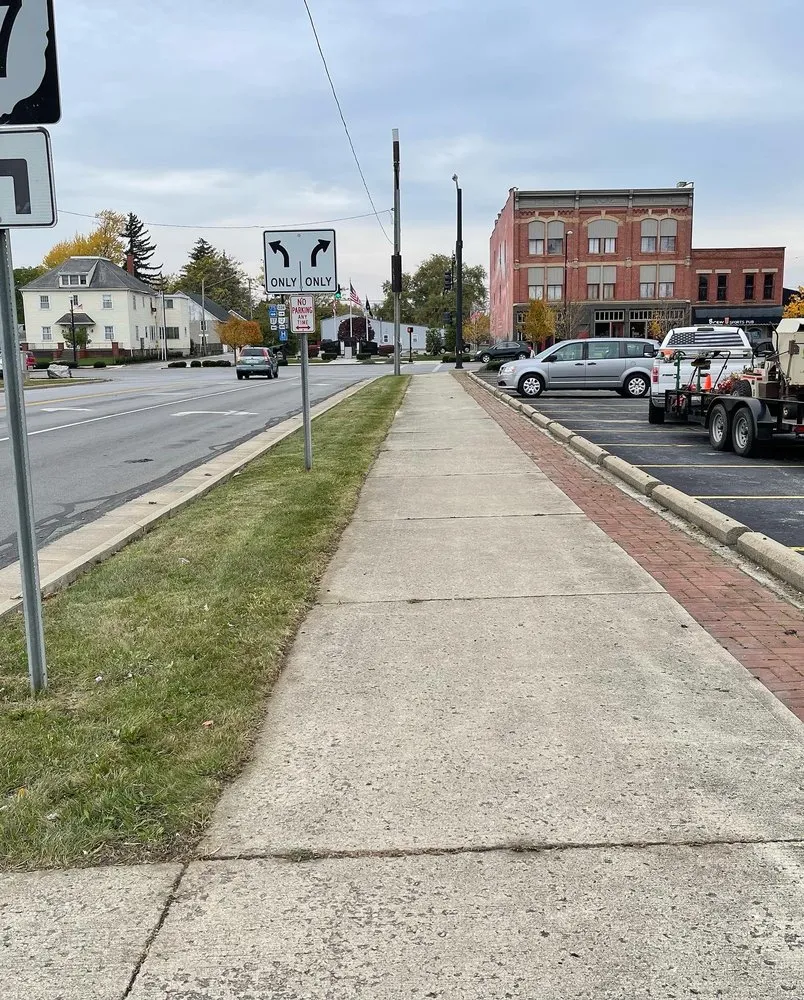 Top-rated lawn mowing service experts serving Maumee, OH - Deluxe Lawn and Landscaping