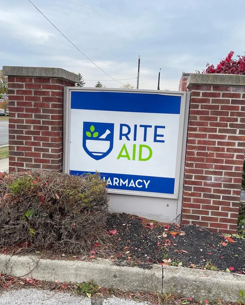 Reliable lawn care service experts serving Maumee, OH - Deluxe Lawn and Landscaping