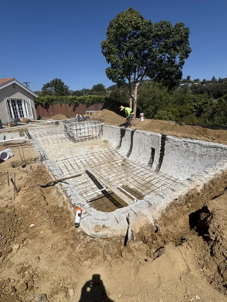 Top-rated yard maintenance in Los Angeles, CA - Deluxe Pool