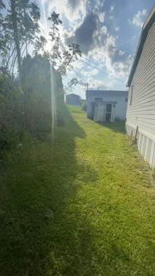 Delvalles Lawncare Logo