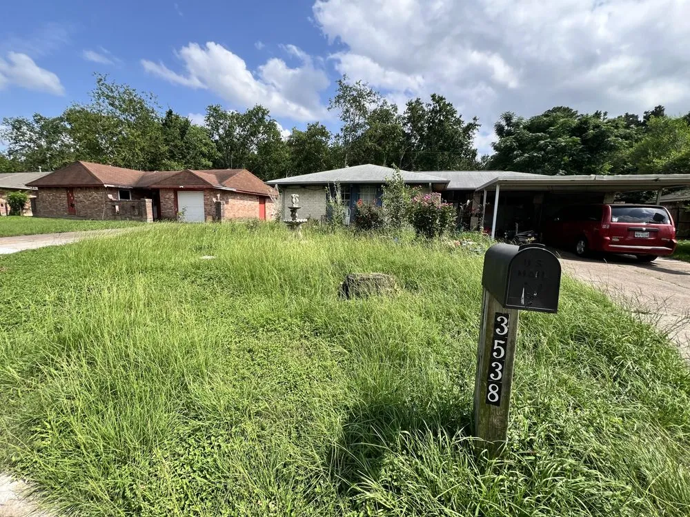 Custom garden landscaping in Humble, TX - Demicko Macon