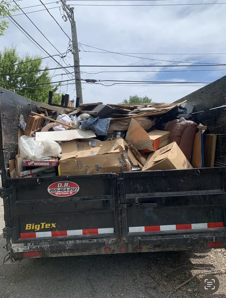 Top-rated yard cleanup service in Calumet City, IL by Demle’s Janitorial & Landscaping