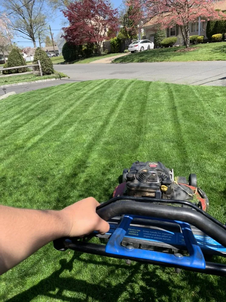 Expert lawn mowing service in Elizabeth, NJ - Dennis Saldana Landscaping