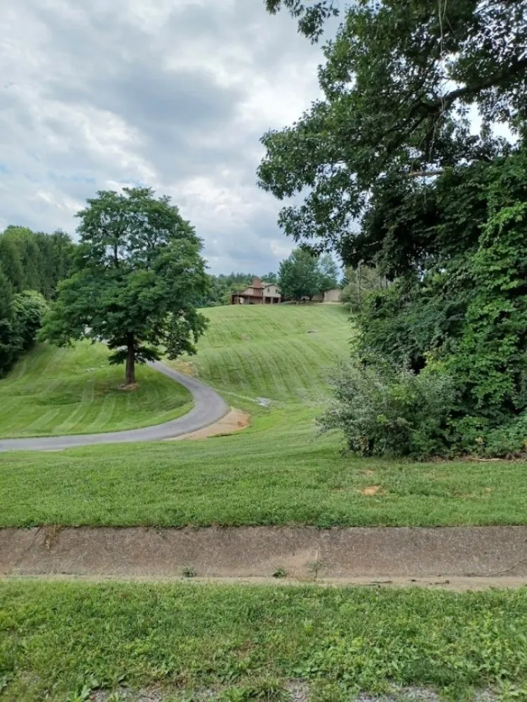 Affordable lawn mowing service in Verona, VA - Dereks Lawn Care Services