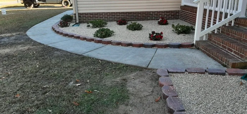 Top-rated lawn care service with custom design in Smithfield, VA by Des Lawn Care