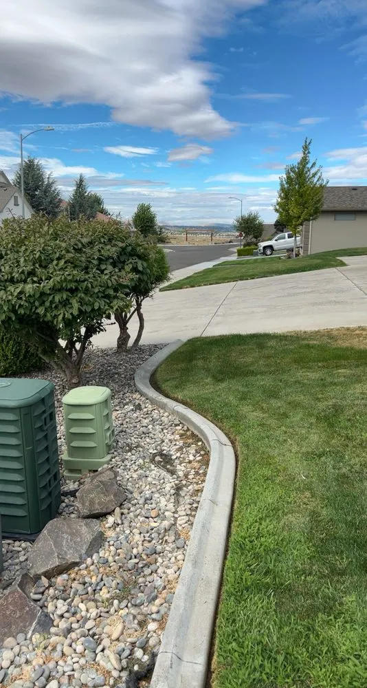 Top-rated yard cleanup service for year-round maintenance in Kennewick, WA by Desert Edge