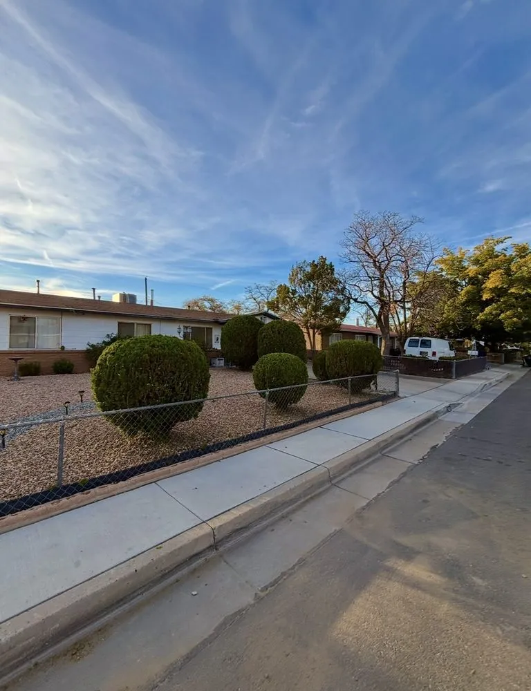 Custom garden landscaping in Albuquerque, NM by Desert Oasis Landscaping