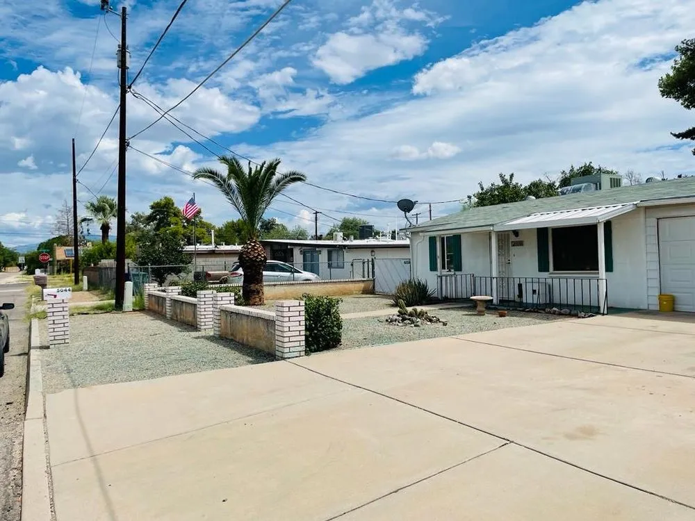 Top-rated residential landscaping in Tucson, AZ by Desert Trim landscaping Handyman